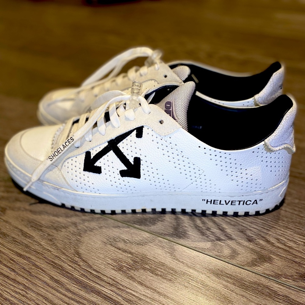 Authentic Off-White sneakers !🌀💗